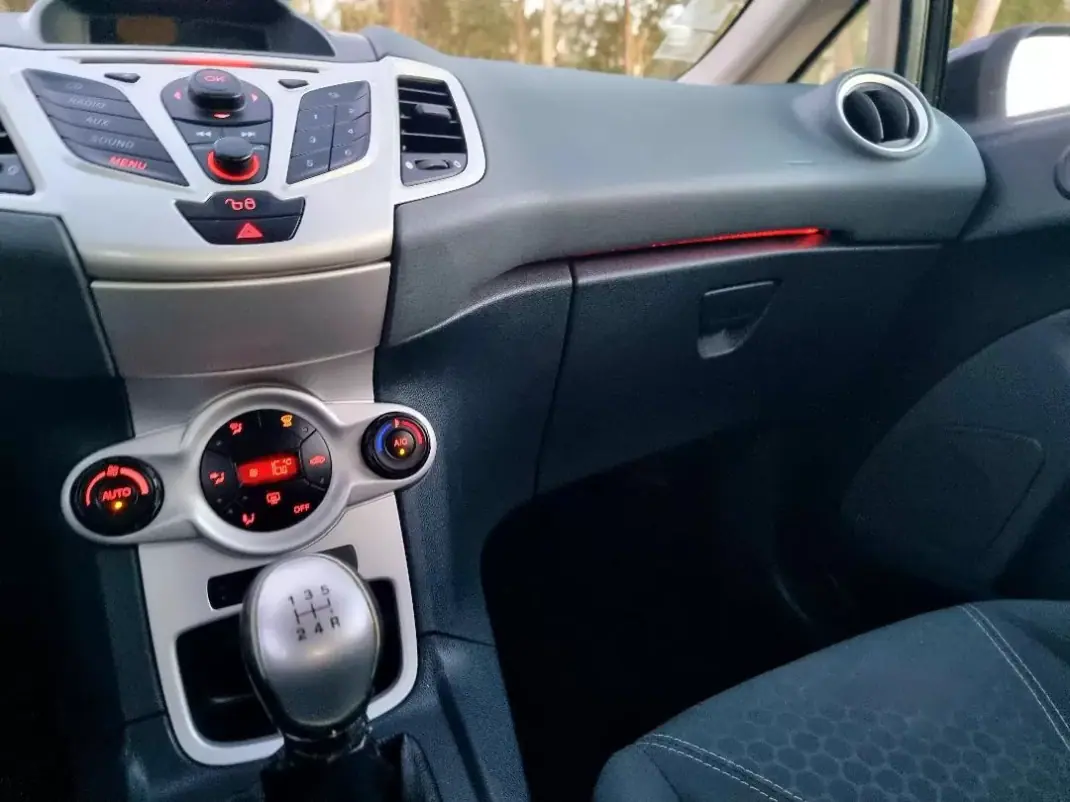 Ford Fiesta 2010 - 5900 EUR, 128980 km - AUTO.MOTO.pt - 128980km - foto 6 de 6