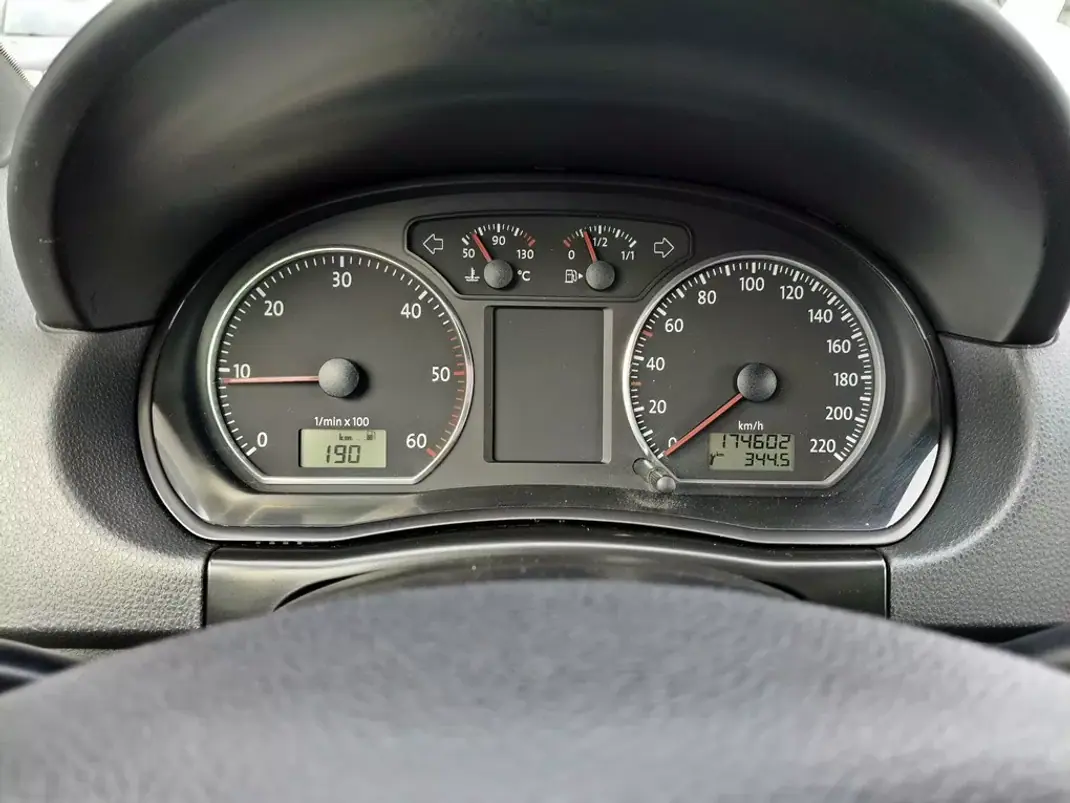 Volkswagen Polo 2009 - 6600 EUR, 174602 km - AUTO.MOTO.pt - 174602km - foto 4 de 24