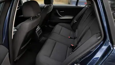 BMW 318 2012 - 10999 EUR, 210000 km - AUTO.MOTO.pt - 210000km - foto 7 de 9