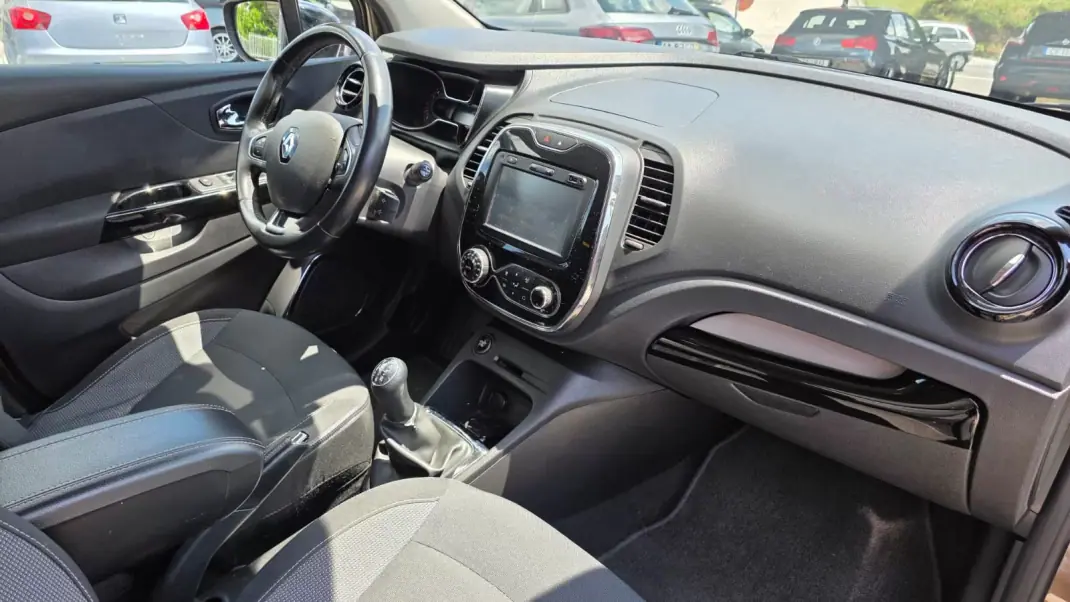 Renault Captur 2017 - 12990 EUR, 101000 km - AUTO.MOTO.pt - 101000km - foto 15 de 19