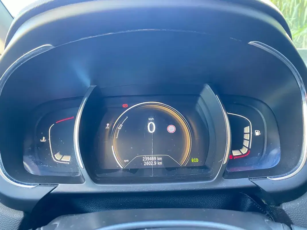 Renault Grand Scénic 2017 - 12950 EUR, 239000 km - AUTO.MOTO.pt - 239000km - foto 8 de 21