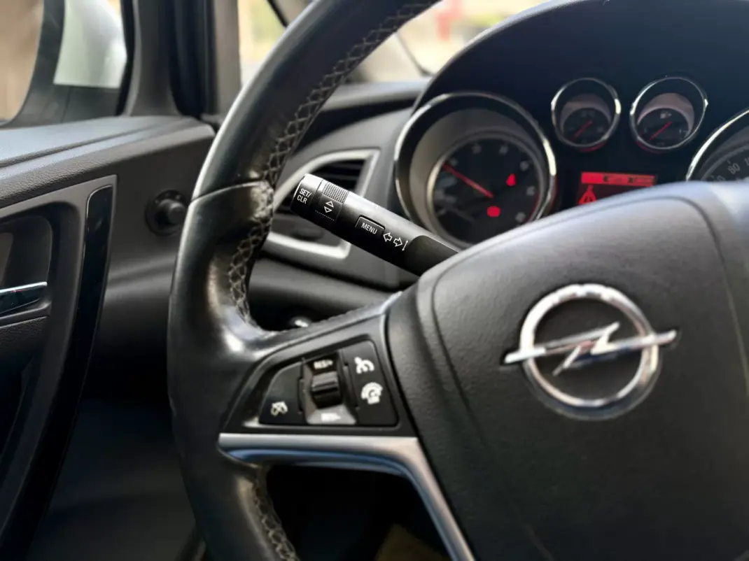 Opel Astra Sports Tourer 2015 - 8950 EUR, 159000 km - AUTO.MOTO.pt - 159000km - foto 19 de 26