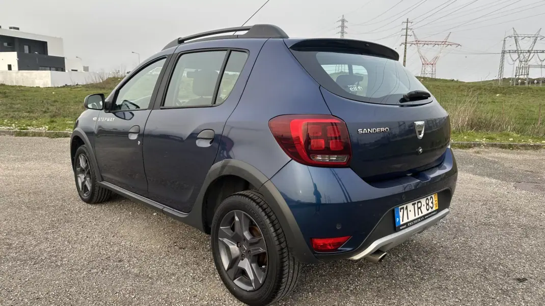 Dacia Sandero 2017 - 9750 EUR, 76000 km - AUTO.MOTO.pt - 76000km - foto 6 de 12