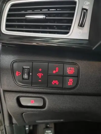 Kia Niro 2019 - 17250 EUR, 51300 km - AUTO.MOTO.pt - 51300km - foto 23 de 34