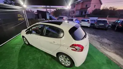 Peugeot 208 2014 - 7990 EUR, 148000 km - AUTO.MOTO.pt - 148000km - foto 7 de 15