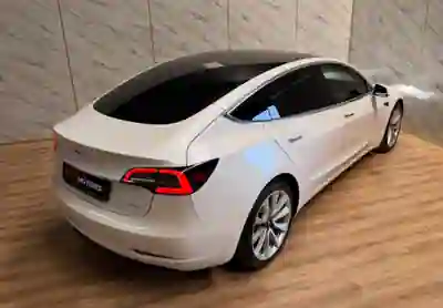 Tesla Model 3 2020 - 27900 EUR, 95000 km - 95000km - foto 5 de 11