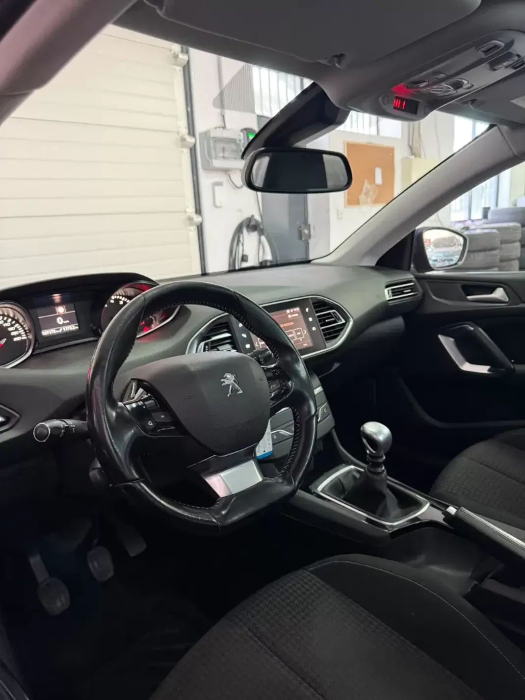 Peugeot 308 SW 2018 - 10900 EUR, 169000 km - AUTO.MOTO.pt - 169000km - foto 9 de 11