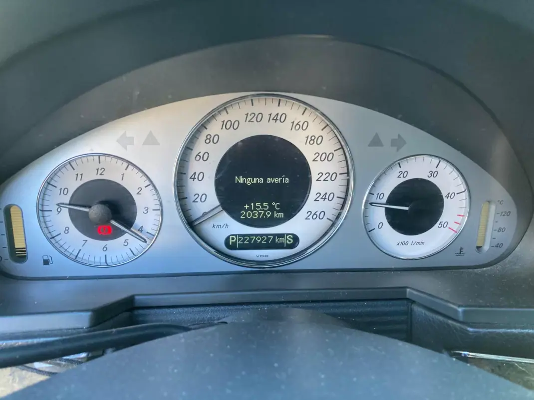 Mercedes-Benz E 220 2003 - 9250 EUR, 227900 km - AUTO.MOTO.pt - 227900km - foto 9 de 18