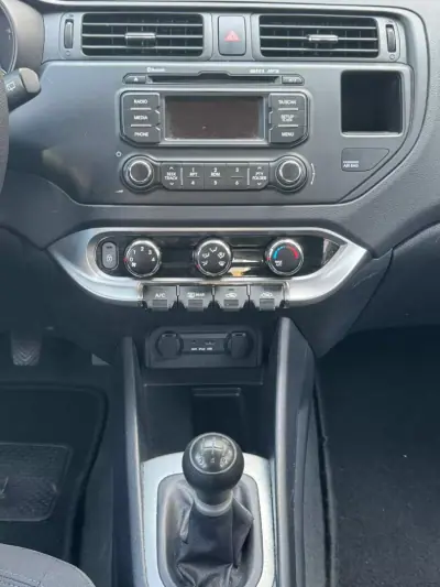 Kia Rio 2011 - 7400 EUR, 155000 km - AUTO.MOTO.pt - 155000km - foto 8 de 11