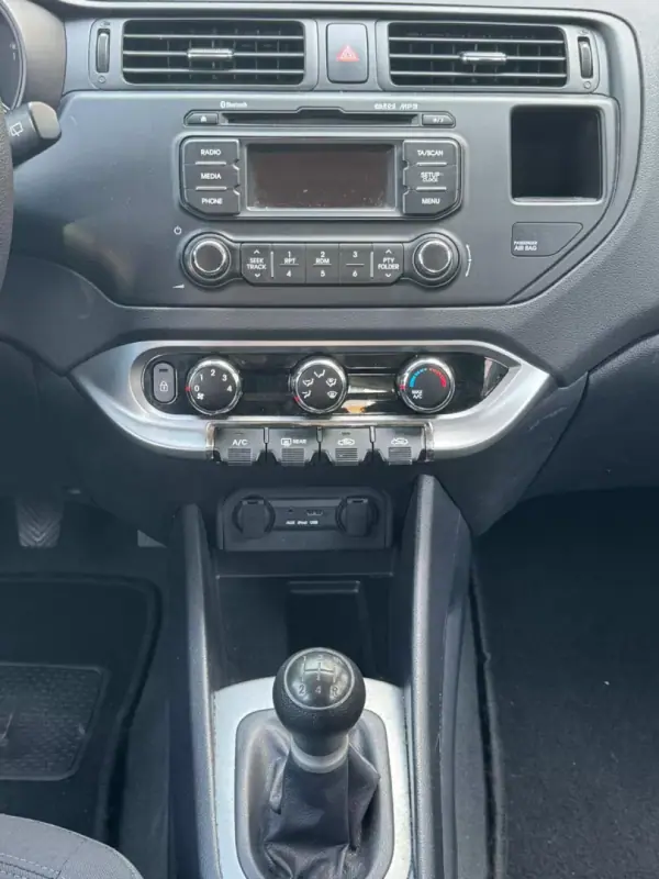 Kia Rio 2011 - 7400 EUR, 155000 km - AUTO.MOTO.pt - 155000km - foto 8 de 11