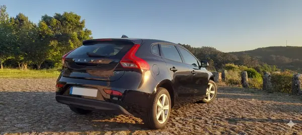 Volvo V40 2018 - 13500 EUR, 140000 km - AUTO.MOTO.pt - 140000km - foto 2 de 7