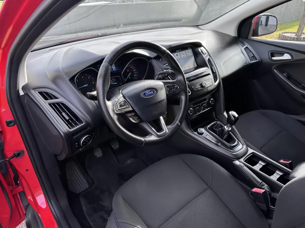 Ford Focus 2017 - 9900 EUR, 190000 km - AUTO.MOTO.pt - 190000km - foto 24 de 50