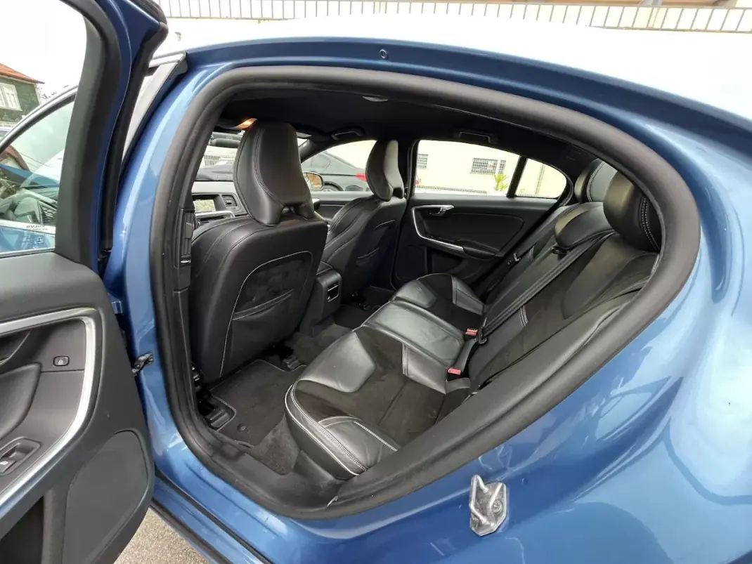Volvo S60 2015 - 11950 EUR, 225000 km - AUTO.MOTO.pt - 225000km - foto 40 de 53