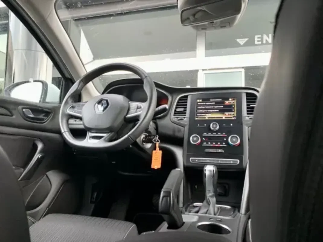 Renault Mégane Sport Tourer 2019 - 16900 EUR, 95084 km - AUTO.MOTO.pt - 95084km - foto 10 de 19