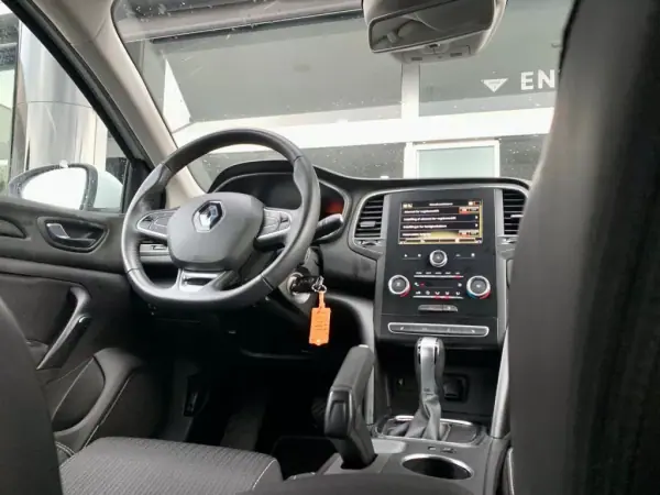 Renault Mégane Sport Tourer 2019 - 16900 EUR, 95084 km - AUTO.MOTO.pt - 95084km - foto 10 de 19
