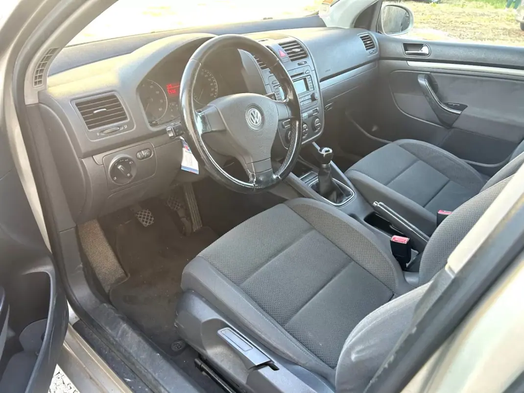 Volkswagen Golf 2004 - 4990 EUR, 228700 km - AUTO.MOTO.pt - 228700km - foto 5 de 11