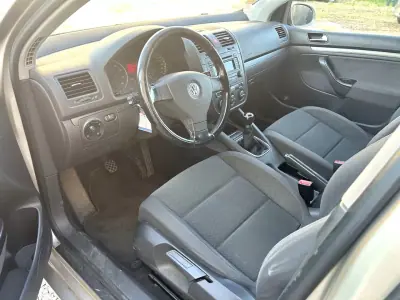 Volkswagen Golf 2004 - 4990 EUR, 228700 km - AUTO.MOTO.pt - 228700km - foto 5 de 11