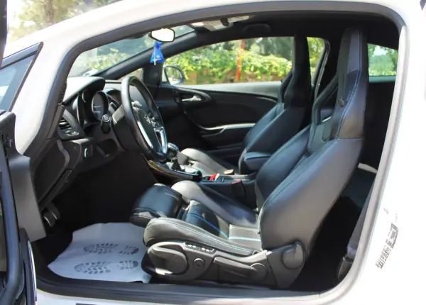 Opel Astra Coupe 2016 - 23000 EUR, 90000 km - AUTO.MOTO.pt - 90000km - foto 17 de 32