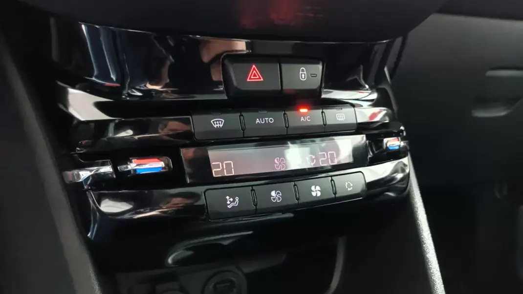 Peugeot 2008 2016 - 13750 EUR, 44423 km - AUTO.MOTO.pt - 44423km - foto 35 de 58