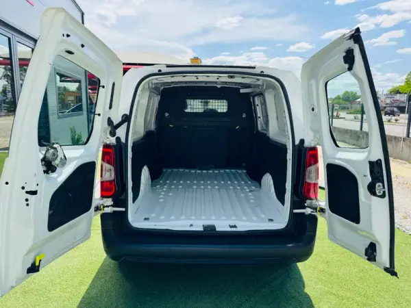 Peugeot FlexCab BlueHDi 100 L2 EHZ S&S Pro 2019 - 15000 EUR, 149000 km - AUTO.MOTO.pt - 149000km - foto 15 de 17