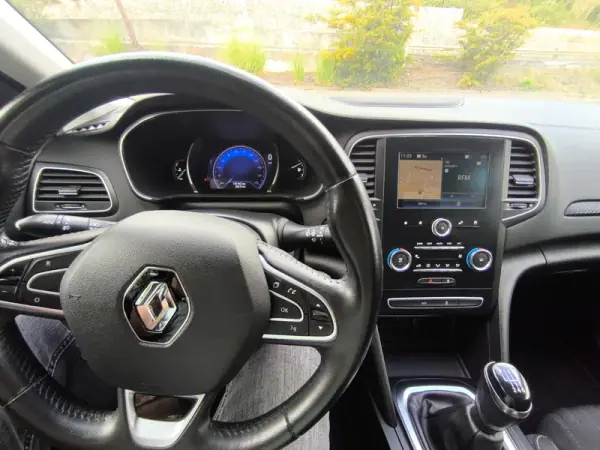 Renault Mégane Sport Tourer 2018 - 13750 EUR, 189000 km - AUTO.MOTO.pt - 189000km - foto 7 de 10