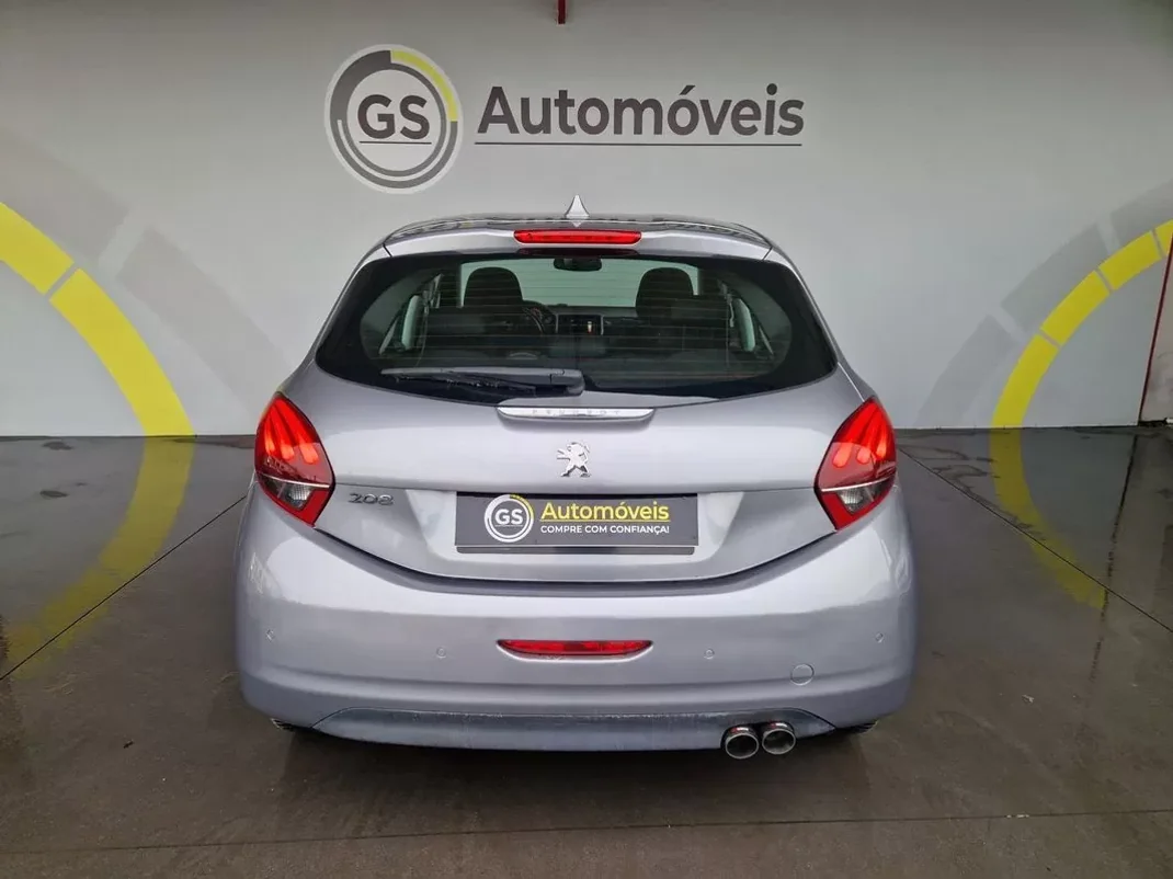 Peugeot 208 2019 - 13750 EUR, 180000 km - AUTO.MOTO.pt - 180000km - foto 9 de 11