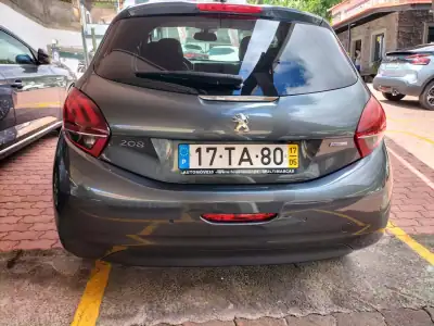Peugeot 208 2017 - 10750 EUR, 96000 km - AUTO.MOTO.pt - 96000km - foto 5 de 12
