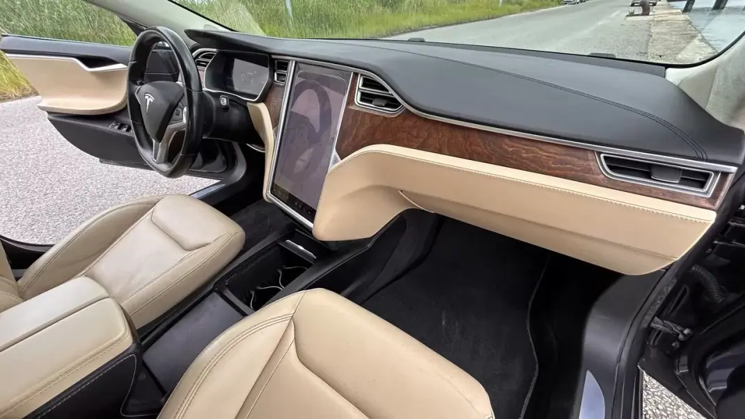 Tesla Model S 2017 - 21500 EUR, 155000 km - AUTO.MOTO.pt - 155000km - foto 8 de 17