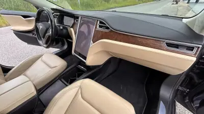 Tesla Model S 2017 - 21500 EUR, 155000 km - AUTO.MOTO.pt - 155000km - foto 8 de 17