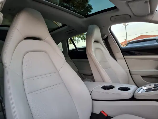 Porsche Panamera Sport Turismo 2018 - 84990 EUR, 147000 km - AUTO.MOTO.pt - 147000km - foto 22 de 50