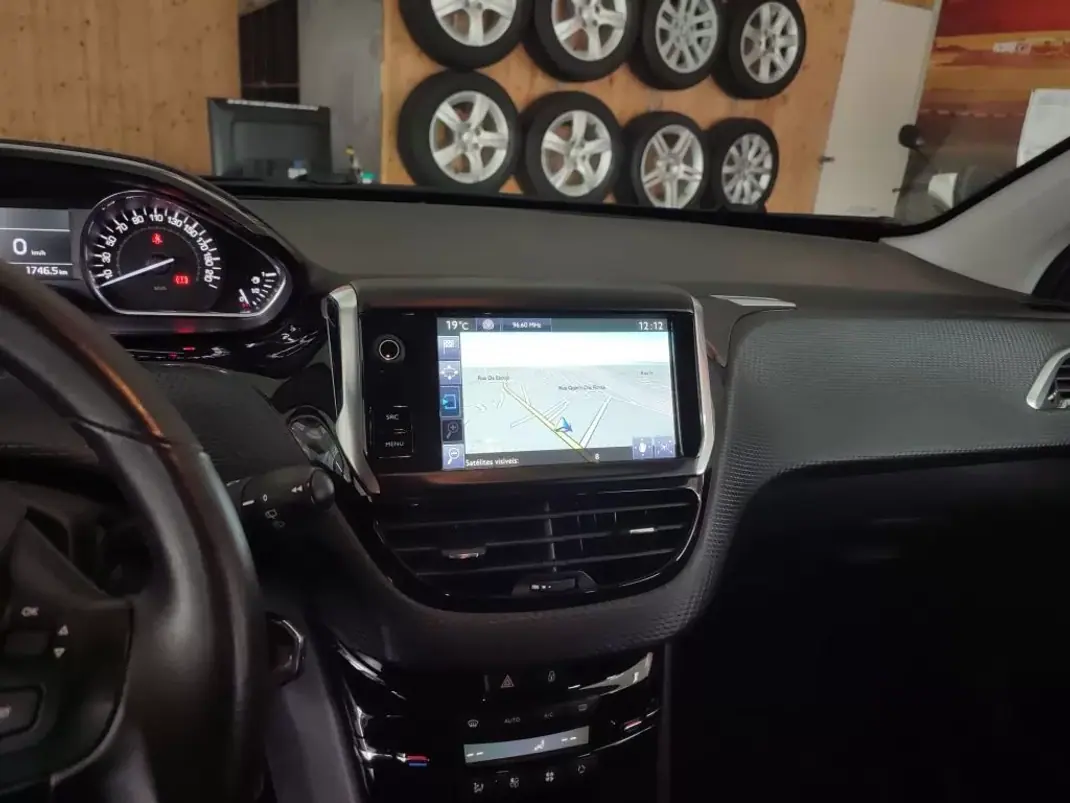 Peugeot 2008 2016 - 14900 EUR, 128000 km - AUTO.MOTO.pt - 128000km - foto 11 de 17