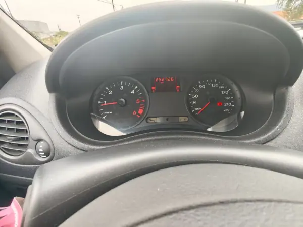 Renault Clio 2010 - 4000 EUR, 252000 km - AUTO.MOTO.pt - 252000km - foto 13 de 14