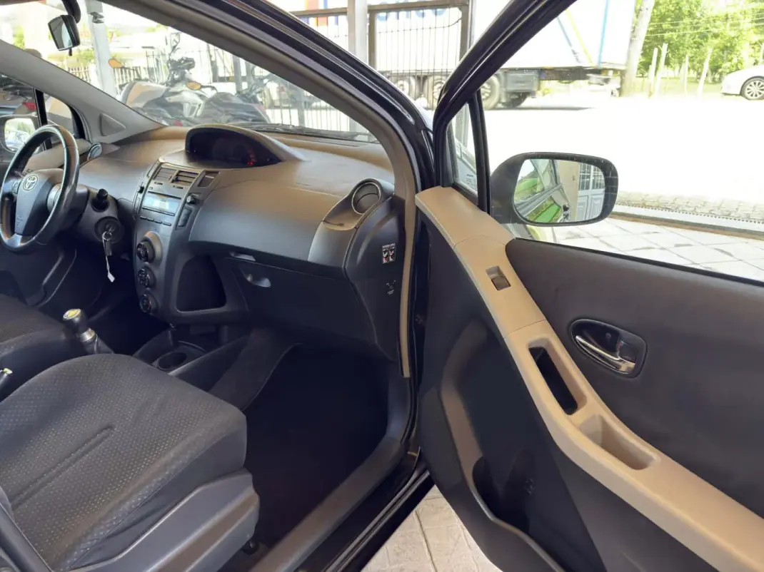 Toyota Yaris 2010 - 5500 EUR, 207295 km - AUTO.MOTO.pt - 207295km - foto 26 de 26