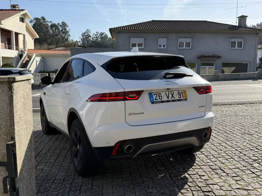 Jaguar E-Pace 2019 - 23500 EUR, 82987 km - AUTO.MOTO.pt - 82987km - foto 3 de 11