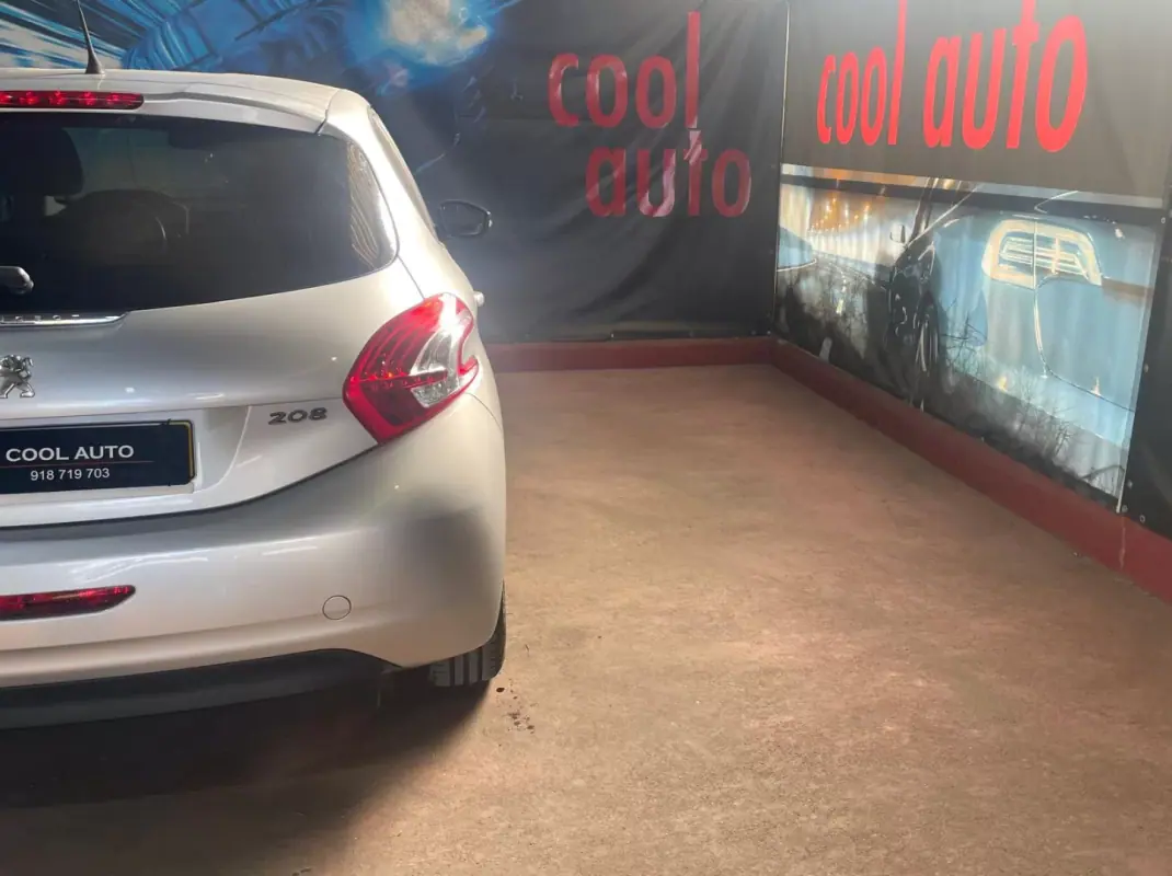 Peugeot 208 2013 - 6999 EUR, 195000 km - AUTO.MOTO.pt - 195000km - foto 16 de 35