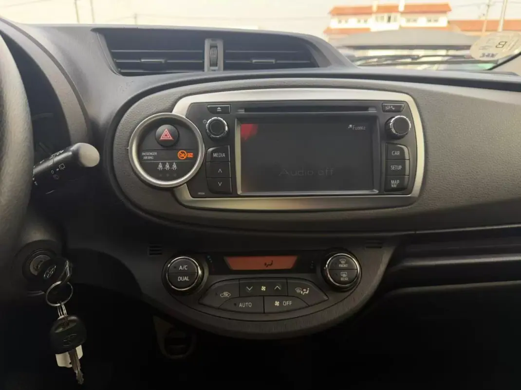 Toyota Yaris 2014 - 13500 EUR, 125000 km - AUTO.MOTO.pt - 125000km - foto 13 de 21