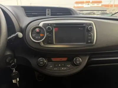 Toyota Yaris 2014 - 13500 EUR, 125000 km - AUTO.MOTO.pt - 125000km - foto 13 de 21