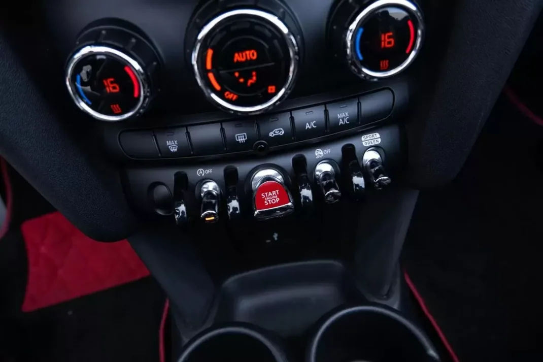 MINI Cooper 2021 - 25999 EUR, 94000 km - AUTO.MOTO.pt - 94000km - foto 35 de 38