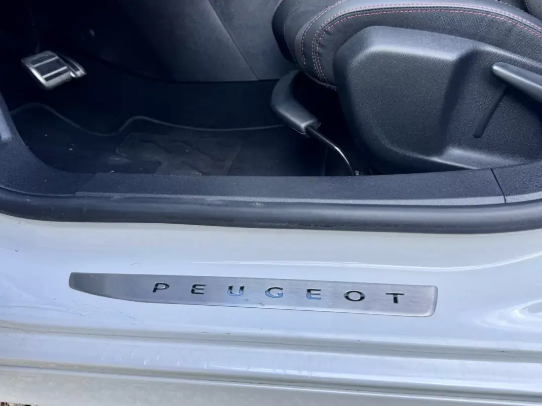 Peugeot 308 2020 - 14790 EUR, 30000 km - AUTO.MOTO.pt - 30000km - foto 7 de 29