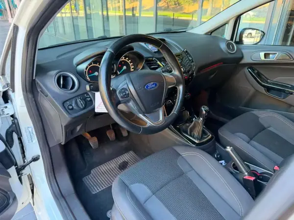 Ford Fiesta 2016 - 7450 EUR, 136079 km - AUTO.MOTO.pt - 136079km - foto 8 de 15