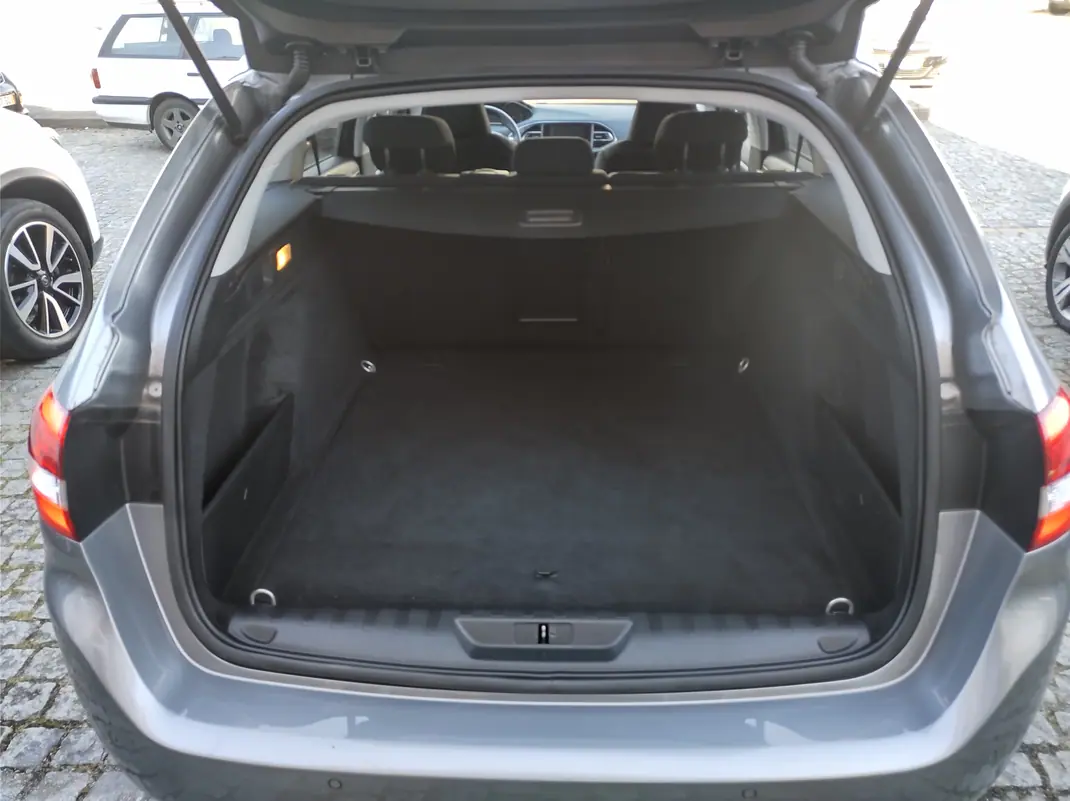 Peugeot 308 2016 - 8750 EUR, 171999 km - AUTO.MOTO.pt - 171999km - foto 8 de 15