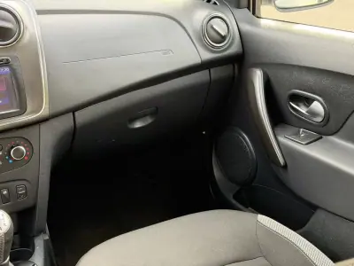 Dacia Sandero 2017 - 9900 EUR, 103200 km - AUTO.MOTO.pt - 103200km - foto 8 de 24