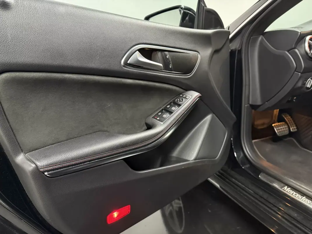 Mercedes-Benz CLA 200 2017 - 20500 EUR, 113500 km - AUTO.MOTO.pt - 113500km - foto 27 de 28