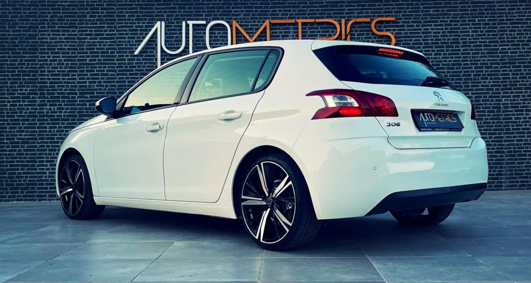 Peugeot 308 2014 - 12500 EUR, 151000 km - AUTO.MOTO.pt - 151000km - foto 3 de 16