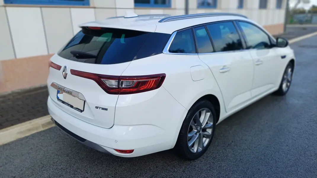 Renault Mégane 2018 - 12000 EUR, 124500 km - AUTO.MOTO.pt - 124500km - foto 4 de 17