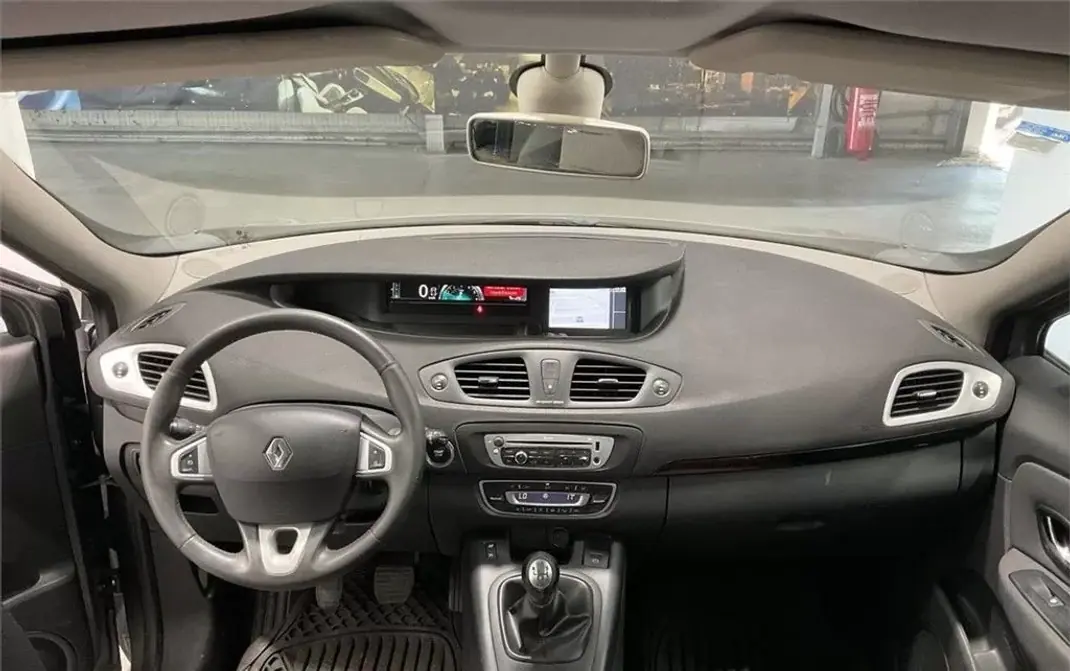 Renault Scénic 2012 - 6950 EUR, 243000 km - AUTO.MOTO.pt - 243000km - foto 7 de 13