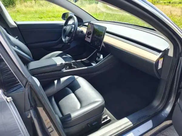 Tesla Model 3 2019 - 22900 EUR, 224000 km - AUTO.MOTO.pt - 224000km - foto 12 de 26