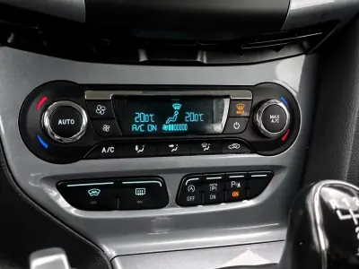 Ford Focus 2015 - 9250 EUR, 134990 km - AUTO.MOTO.pt - 134990km - foto 14 de 18