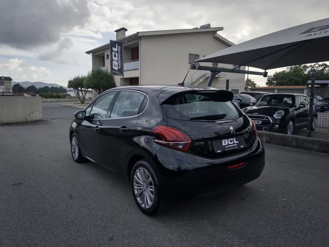 Peugeot 208 2018 - 10990 EUR, 181000 km - AUTO.MOTO.pt - 181000km - foto 6 de 38