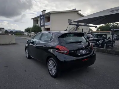 Peugeot 208 2018 - 10990 EUR, 181000 km - AUTO.MOTO.pt - 181000km - foto 6 de 38